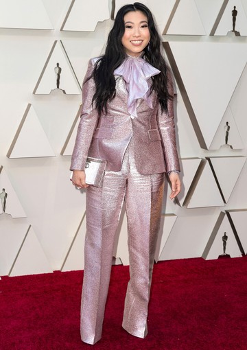 A nadrágos szettek ma már nem számítanak stílusbűnnek az Oscaron sem, Awkwafina, a Kőgazdag ázsiaiak sztárjának Dsquared2 diszkószmokingjával nem ez a baj, de az ilyen szabású nadrágok nagyon keveseknek áll jó, a többiek viszont szörnyen furán néznek ki benne...