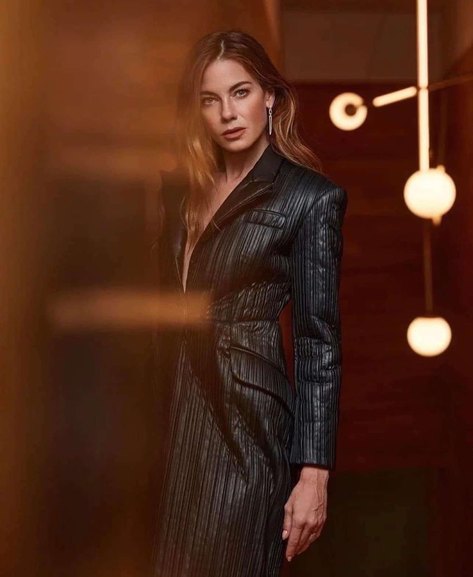 Michelle Monaghan a Gio Journal címlapstoryjában tündökölt egy ABODI gyűrt pliszé vegán bőr kabátban