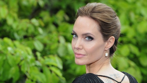 A kevesebb néha több: Angelina Jolie tökéletes ruháját egész évben hordhatod