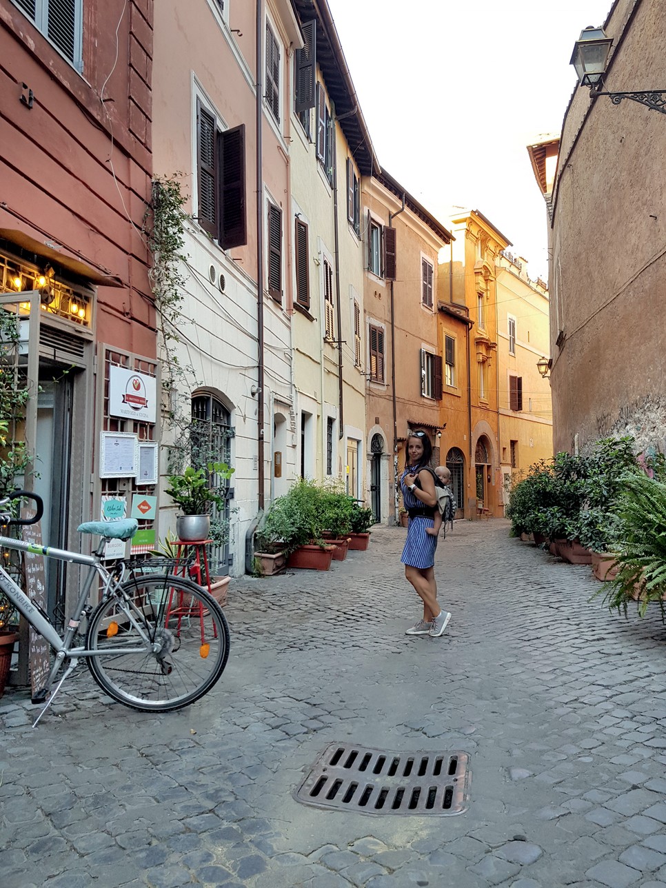 Hátizsákkal és babahordozóval a föld körül - ismerd meg a világjáró családot!