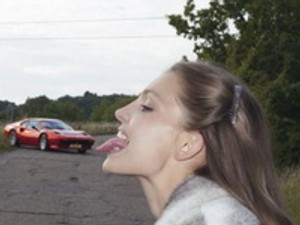 Meglógtam a Ferrarival egy szál bugyiban