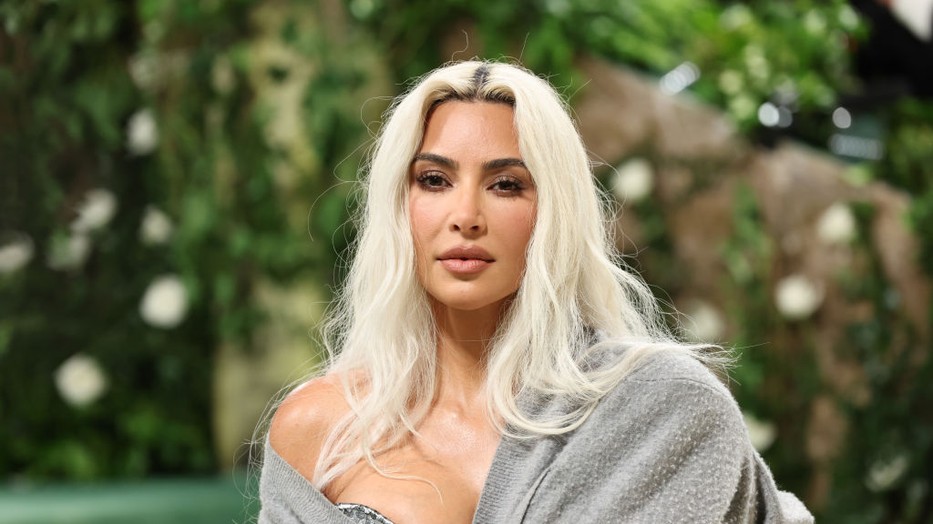 Kim Kardashian extrém vékony derekán ámul a világ