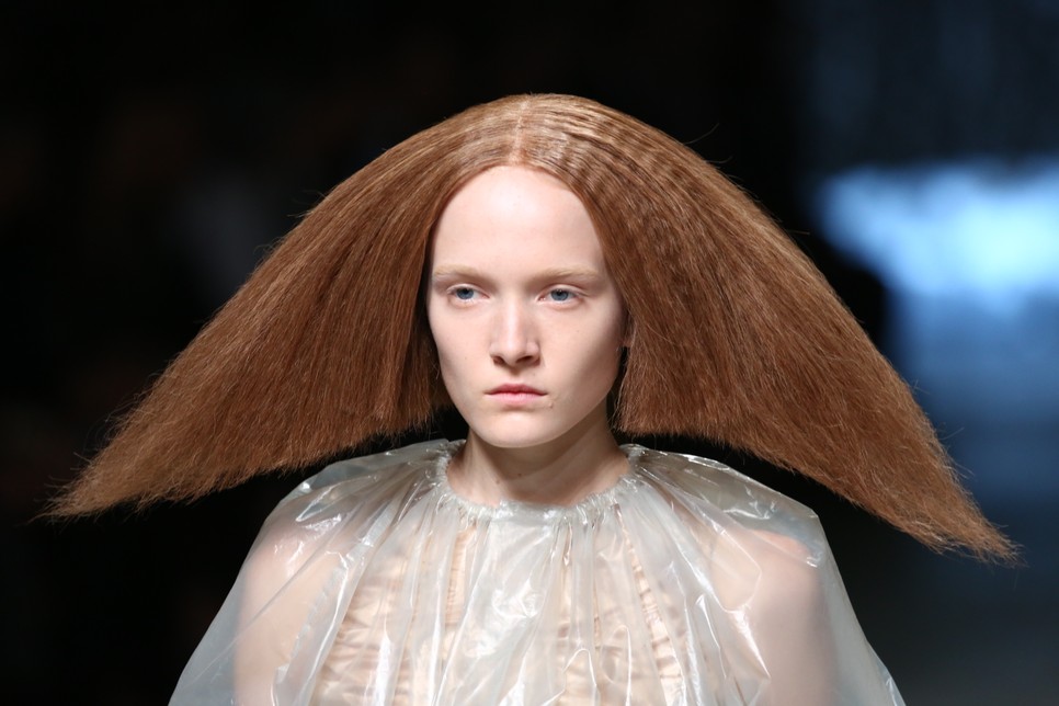 Egy modell Rick Owens 2013-as tavaszi–nyári kollekciójának bemutatóján a párizsi Bercy Arénában, 2012. szeptember 27-én