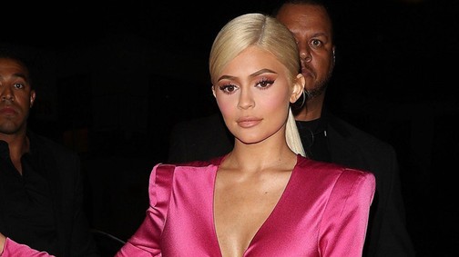 Kylie Jenner újra szőke hajjal, bombaformában ünnepelte a születésnapját