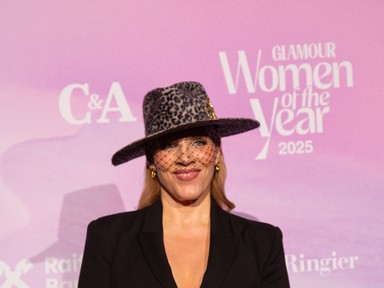 Igen, ez a nő itt tényleg Tóth Vera: az énekesnő káprázatos ruhában érkezett a GLAMOUR Women of the Year pink szőnyegére