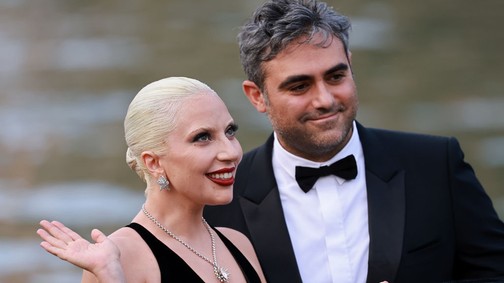 Lady Gaga és vőlegénye zavarba ejtő pillanatokat okoztak a vörös szőnyegen: le sem vették egymásról a kezüket