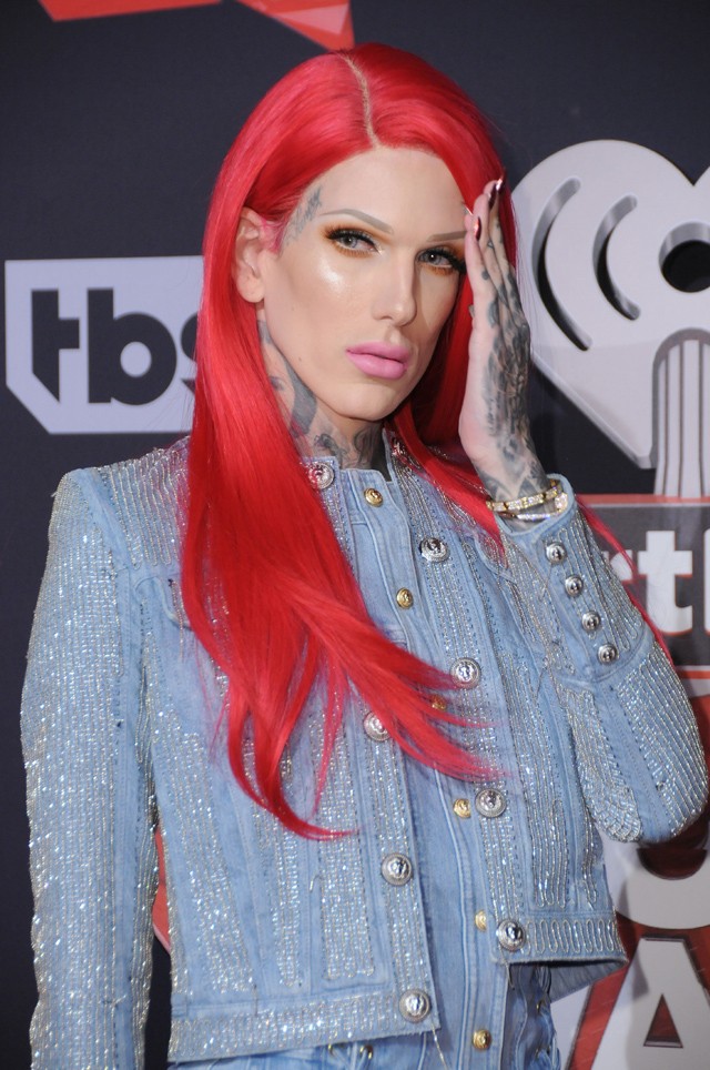 Jeffree Star összejött egy kosarassal, sokak szerint a sztár fizet neki, hogy vele legyen