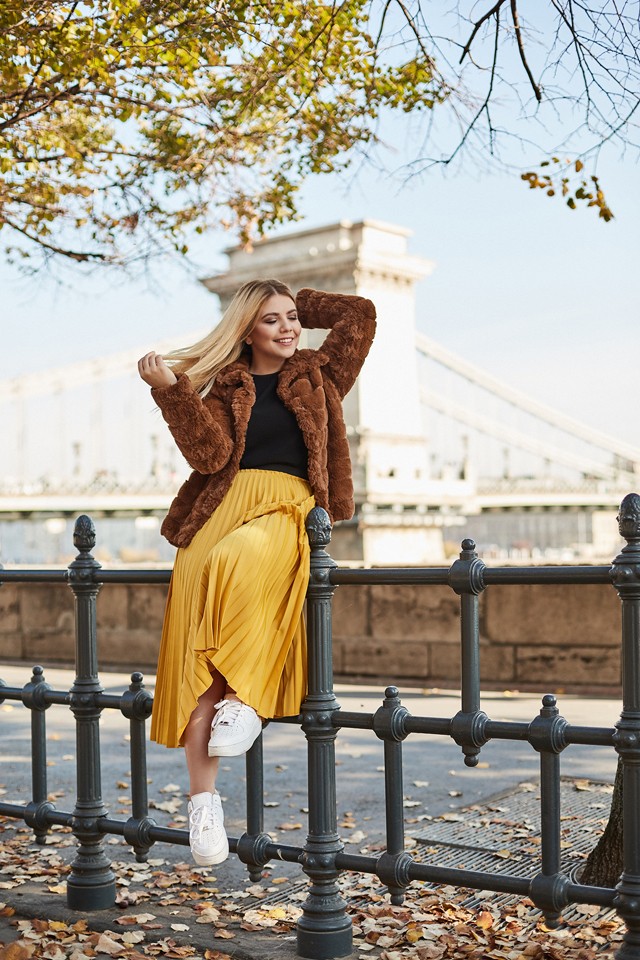 Norina sportcipős eleganciával zárja a hetet