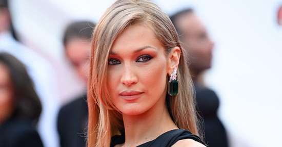 Bella Hadid arcpirító meztelenruhája nem sokat hagy a képzeletre, elképesztően merész darabot vállalt be