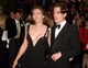 Elizabeth Hurley, 1994, Négy esküvő és egy temetés londoni premierje: Hurley ekkor még szinte ismeretlen modellként kísérte el Hugh Grantet a premierre. A mélyen kivágott, fekete selyemruhát csupán hatalmas, aranyozott biztosítótűk tartották össze az oldalán. A Versace ruhaköltemény egyetlen éjszaka alatt globális sztárt csinált belőle, és elindította a „biztosítótűs ruha” kultuszát.