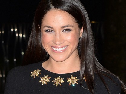 Azta: Meghan Markle színpadon énekli a Santa Baby-t