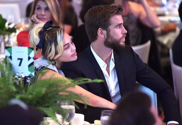 miley cyrus, liam hemsworth, variety, sztárok, szerelem, miley cyrus és liam hemsworth