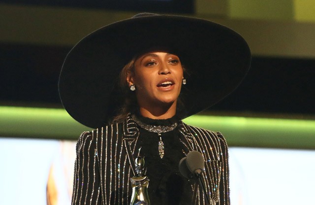 beyoncé, beyonce, cfda, gála, divattervezők, givenchy, öltöny, tina knowles, stílusikon