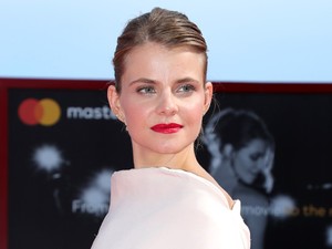 Látnod kell, milyen gyönyörű volt Jakab Juli a velencei filmfesztivál vörös szőnyegén