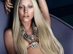 Lady Gaga topless pózol a Versace hirdetésében