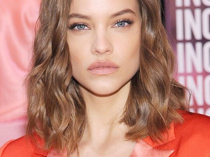 Palvin Barbi óriási dekoltázzsal borzolta a kedélyeket New York-ban