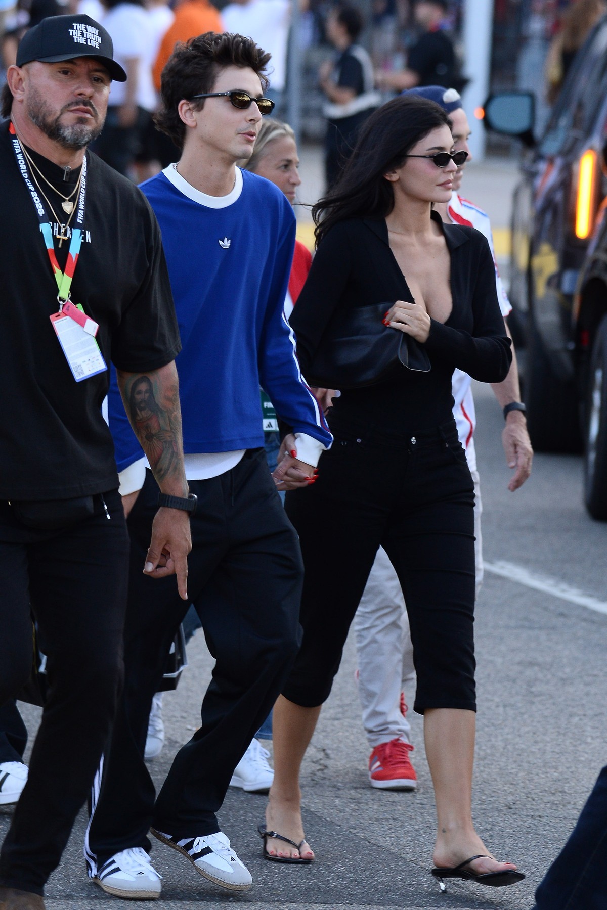Timothée Chalamet és Kylie Jenner kéz a kézben érkeztek a döntőre - és ismét taroltak laza szettjeikkel. A színész egy kék pulcsi, egy fekete melegítő és egy sportcipő mellett tette le a voksát, Kylie pedig egy mélyen dekoltált, fekete felsőre, fekete capri nadrágra, és magassarkú papucsra szavazott. 