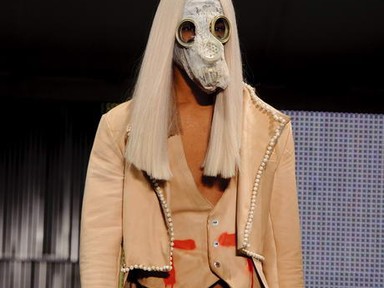 Vér, gázálarc - a londoni divathét legextrémebb bemutatója