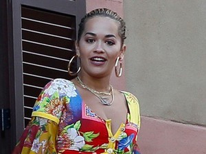 Rita Ora rákapott az aranybikinire, igaz a cicijei nem nagyon férnek bele