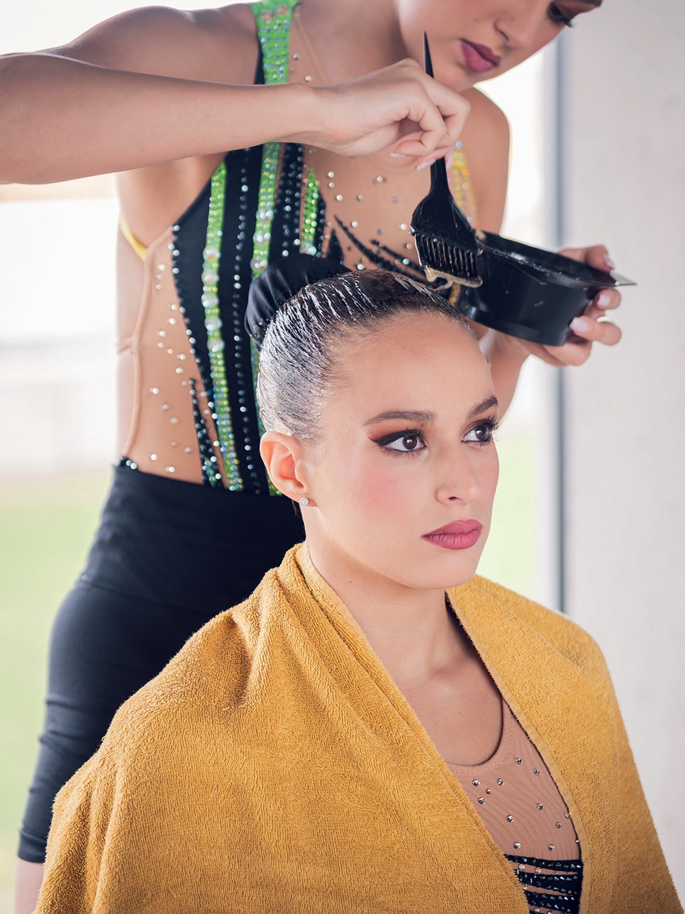 A szinkronúszó lányok folyamatosan tanulják, hogyan hagyják kint a nehézségeket az uszoda falain kívül