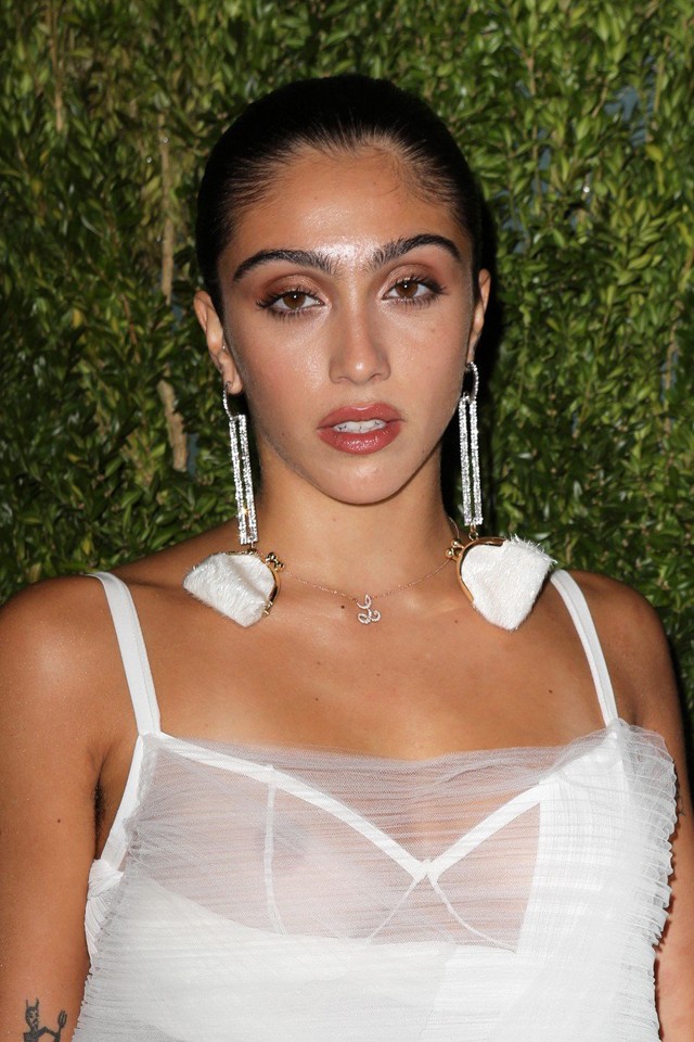 Lourdes Leon nemcsak mellbimbót, hanem hónaljszőrt is villantott a vörös szőnyegen