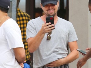 Leonardo DiCaprio lila nejlonszatyorral bizarr trendet diktál