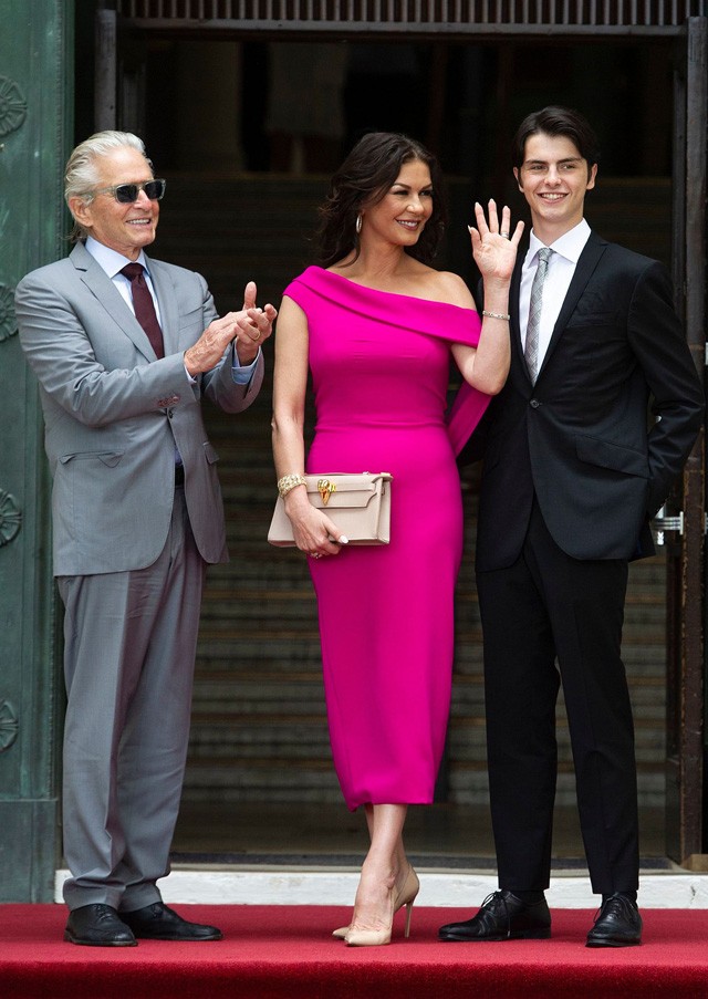 Hogyan lehet 74 évesen ilyen fitt Michael Douglas? Nézd meg 102 éves édesapját...