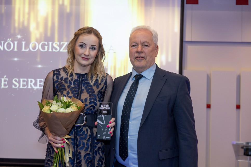 Az Év Női Logisztikusa díjat Juhászné Seres Orsolyának Fülöp Zsolt, a Trans-Sped alapítója és az MLSZKSZ elnöke adta át