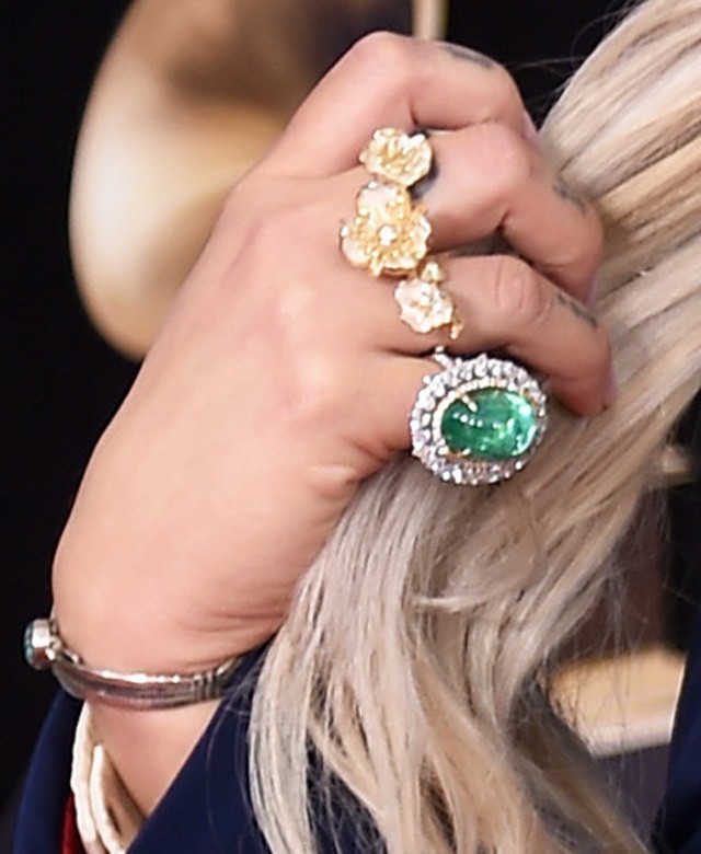 Kesha kiegészítői