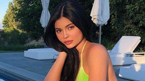 Kylie Jenner igazi olasz donnaként romantikázott ebben a szexi ruhában