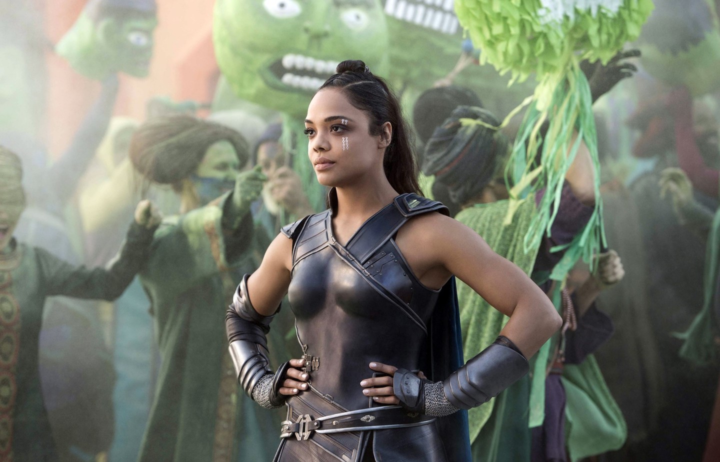 A Disney állítólag egy vagyont fizetett Tessa Thompson élethű parókájáért a Thor: Ragnarök című mozifilm forgatása során. Néhány jelenetet ugyanis újra kellett venni, abban az időben a színésznő viszont már egy másik projektjén dolgozott, a forgatókönyv pedig megkövetelte, hogy radikális változáson essen át a frizurája: egészen pontosan narancsos árnyalatban ragyogtak gyűrűgöndör fürtjei. Így tetszett vagy sem, a stáb parókával oldotta meg a dolgot.