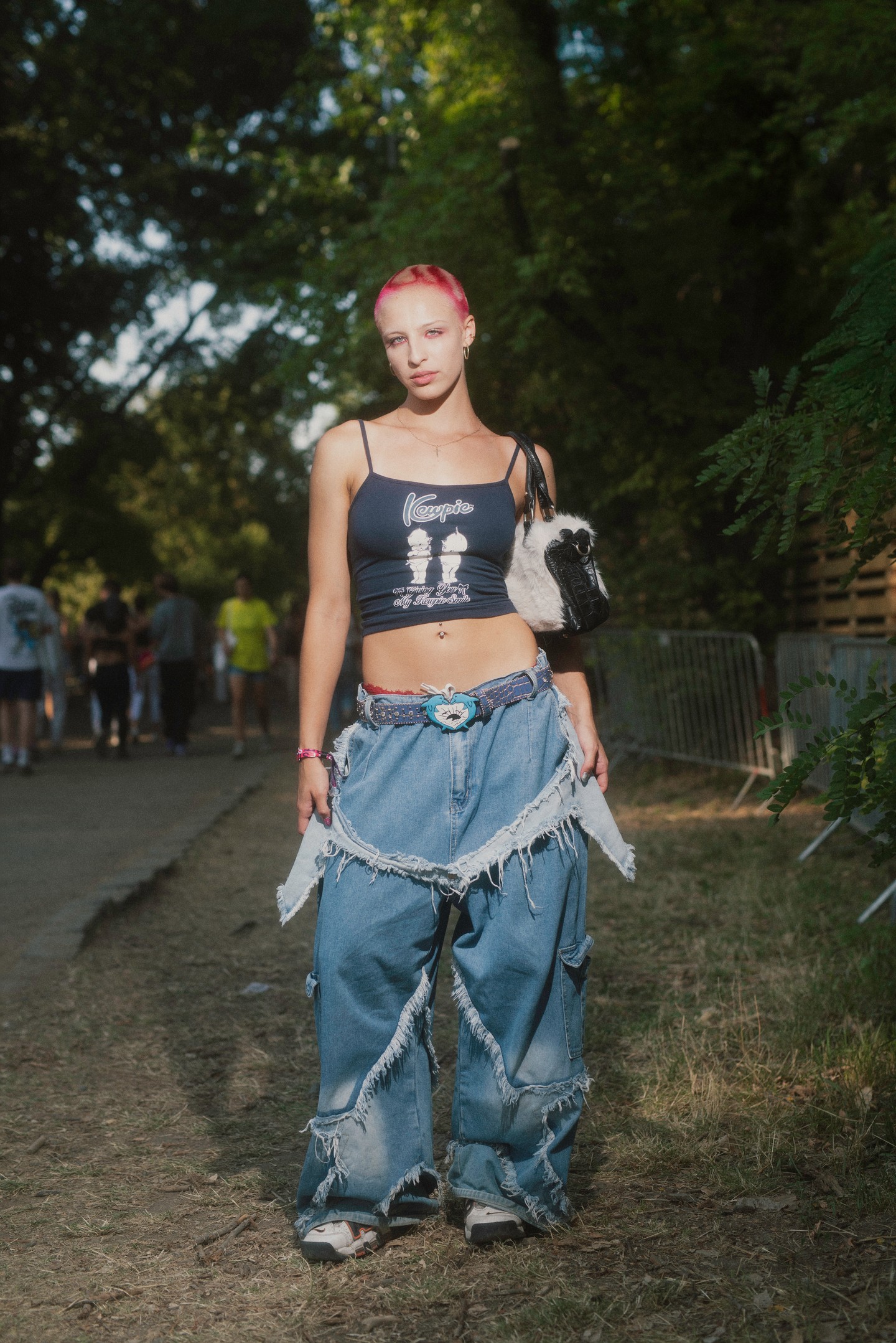 Ismét a 2000-es évek világában járunk, ahol az alternatív streetwear kortárs darabokkal párosul. A rajzfigurás crop top a korabeli nyomatokat idézi, míg a bő szabású farmer a skater- és rave-divat újraértelmezése.