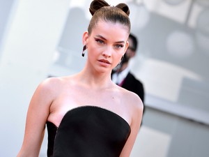 Palvin Barbara megmutatta, hogyan lehet ruhával kifejezni egy megható üzenetet