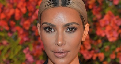 Őrület! Kim Kardashian 17 különböző szettbe öltözött át 24 óra alatt