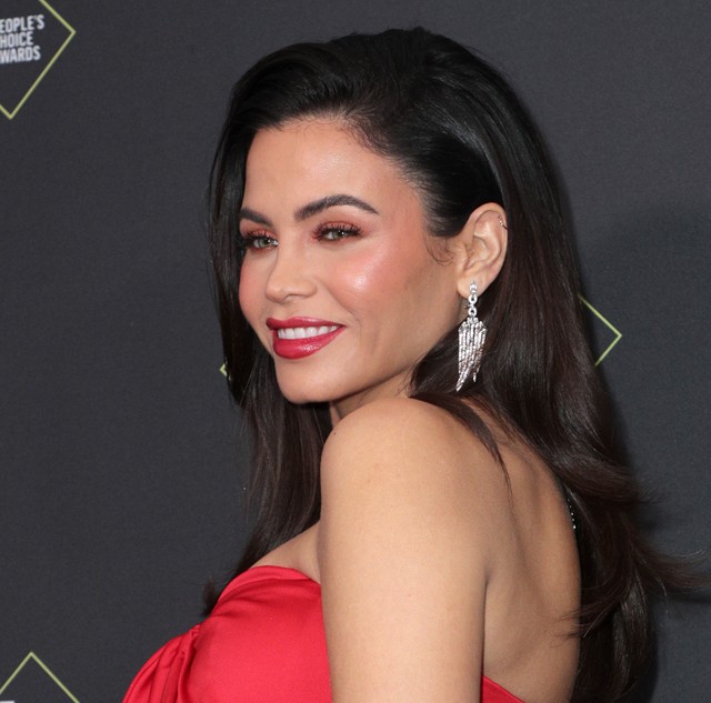 Jenna Dewan nem csak gyönyörű kismama, de szexi végzet asszonya is ebben a vörös szettben