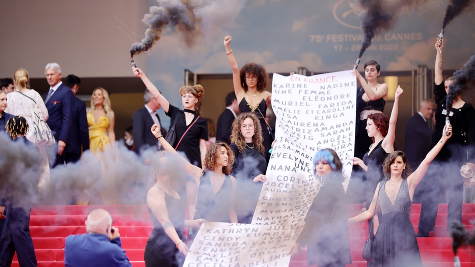 Füstfelhővel tiltakozott egy csapat aktivista a családon belüli erőszak ellen Cannes-ban
