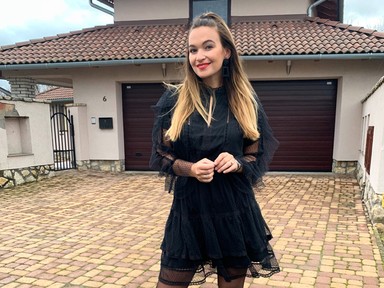 Dombai Laura egy nagyon csinos szettben indul a karácsonyi misére