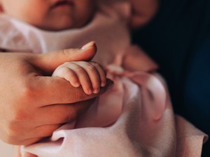 Első hetek, első félelmek – és egy hely, ahol tényleg biztonságban
érezheted a babád