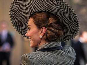 Videón, amint Katalin hercegné végtelenül kellemetlen helyzetbe kerül a kalapja miatt