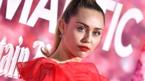 Rá sem ismerünk: Miley Cyrus élete legromantikusabb ruhájában pózolt a vörös szőnyegen