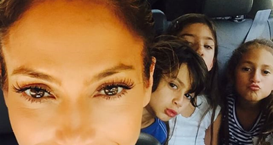 Jennifer Lopez legédesebb selfie-je az ikreivel