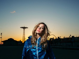 Myra Monoka kikéri magának a minden nőt megillető tiszteletet legújabb dalában - Hallgasd meg nálunk először