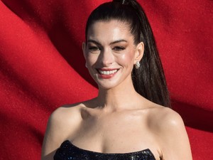 Anne Hathaway élete legizgalmasabb meztelenruháját viselte, óriási feltűnést keltett a vörös szőnyegen