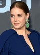 Amy Adams hangsúlyos, hatalmas fülbevalója talán minden más szetthez túlzás lenne, de ehhez nagyon is passzol