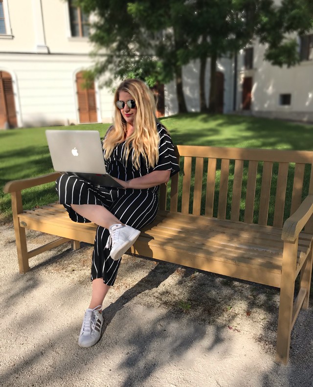 Kozma Rita csíkos overálja bárkinek jól áll