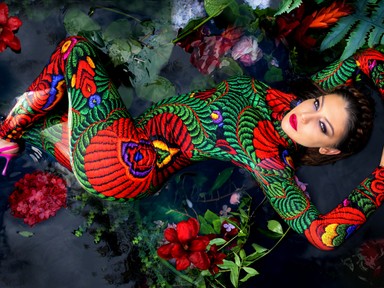 Kulcsár Edina matyó mintában pózol a Sugarbirdnek