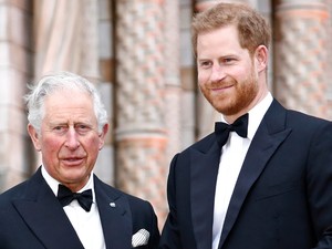 Egyetlen szó miatt mélyülhetett tovább a szakadék Harry herceg és Károly király között: Meghan Markle követte el ezt az óriási hibát