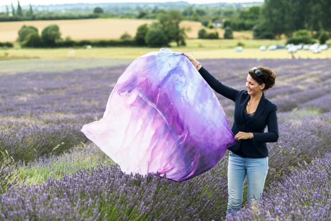 Így gyűjt inspirációt a londoni kendőtervező