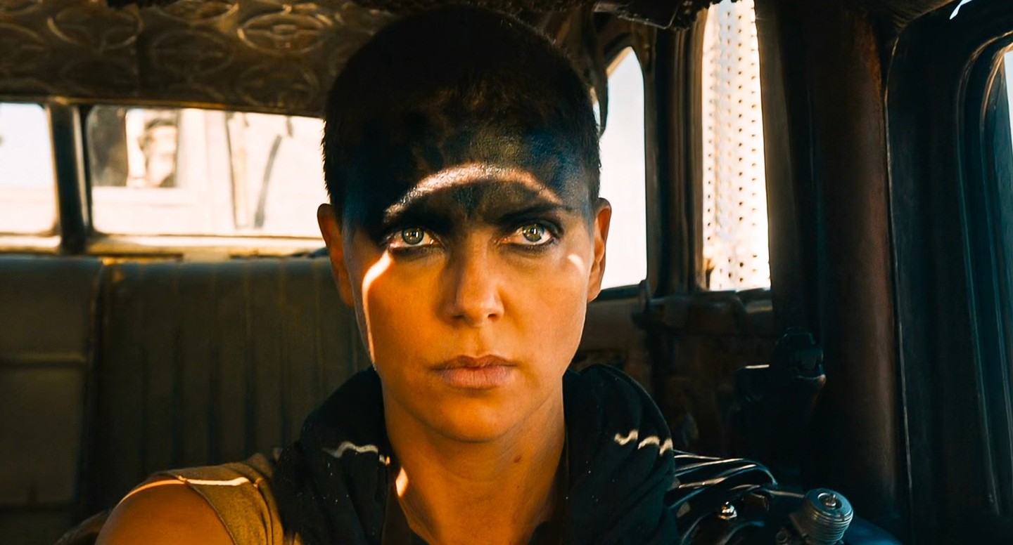 A 2015-ös Mad Max: A harag útja című film kedvéért tüsire borotválta a frizuráját. 