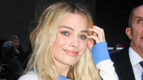 Ciki? Menő? Nem tudunk dönteni Margot Robbie retró szettjéről